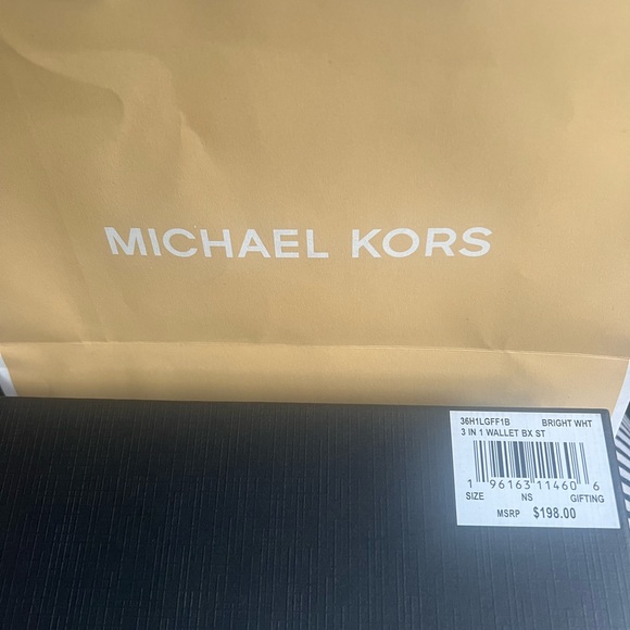 Michael Kors Wallet with Passcase - Picture 3 of 4